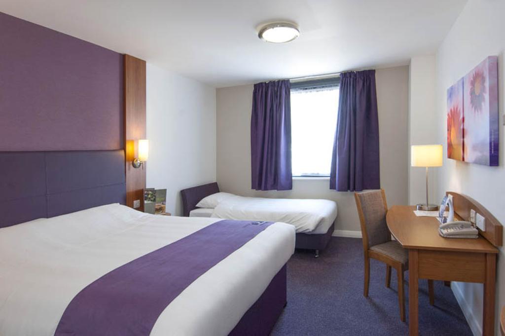 Premier Inn Swindon Central 部屋 写真