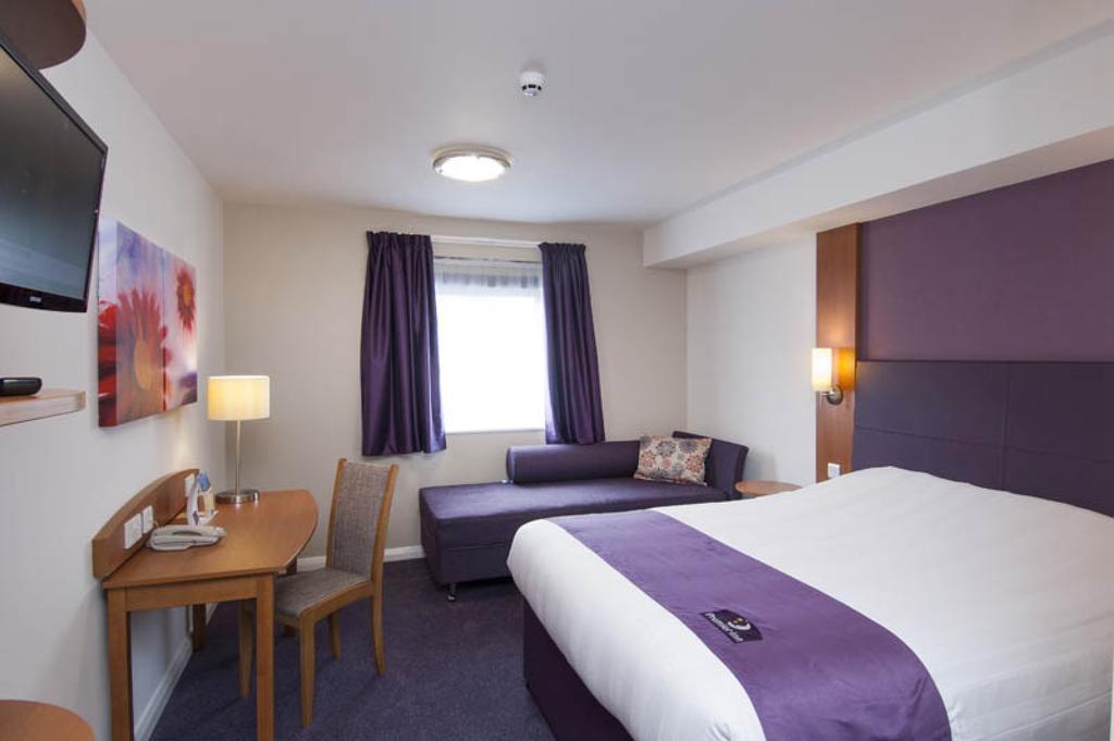 Premier Inn Swindon Central 部屋 写真