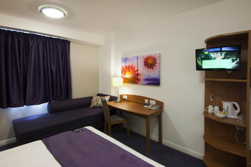 Premier Inn Swindon Central 部屋 写真