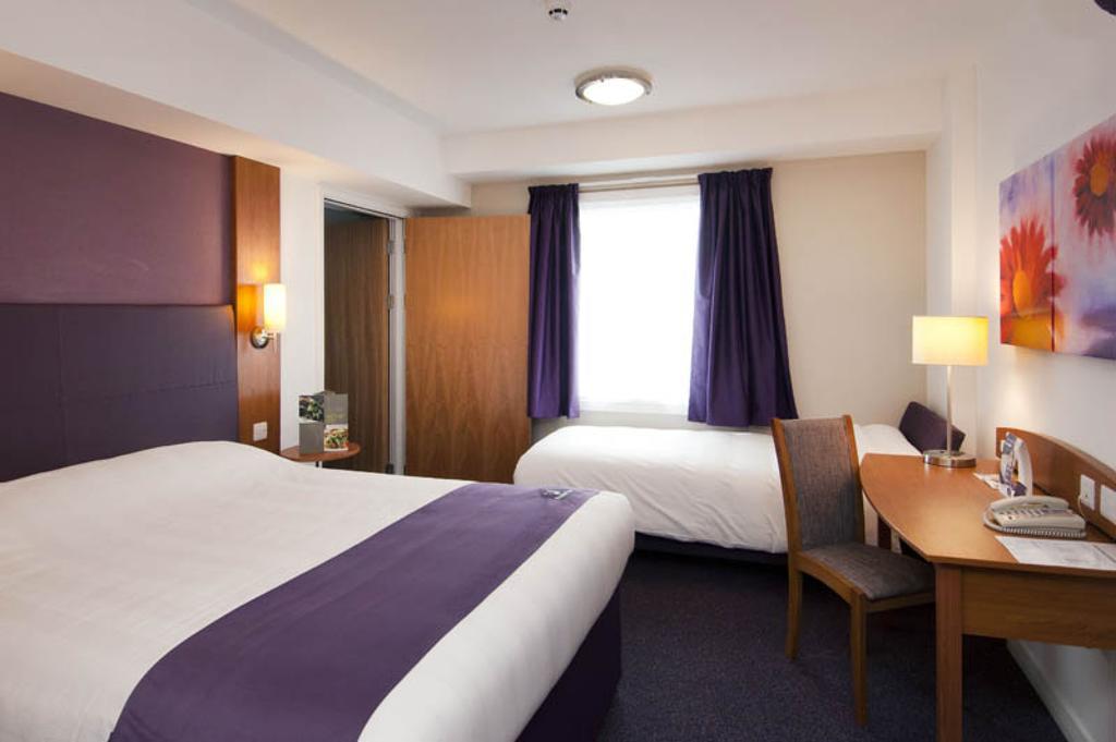 Premier Inn Swindon Central 部屋 写真
