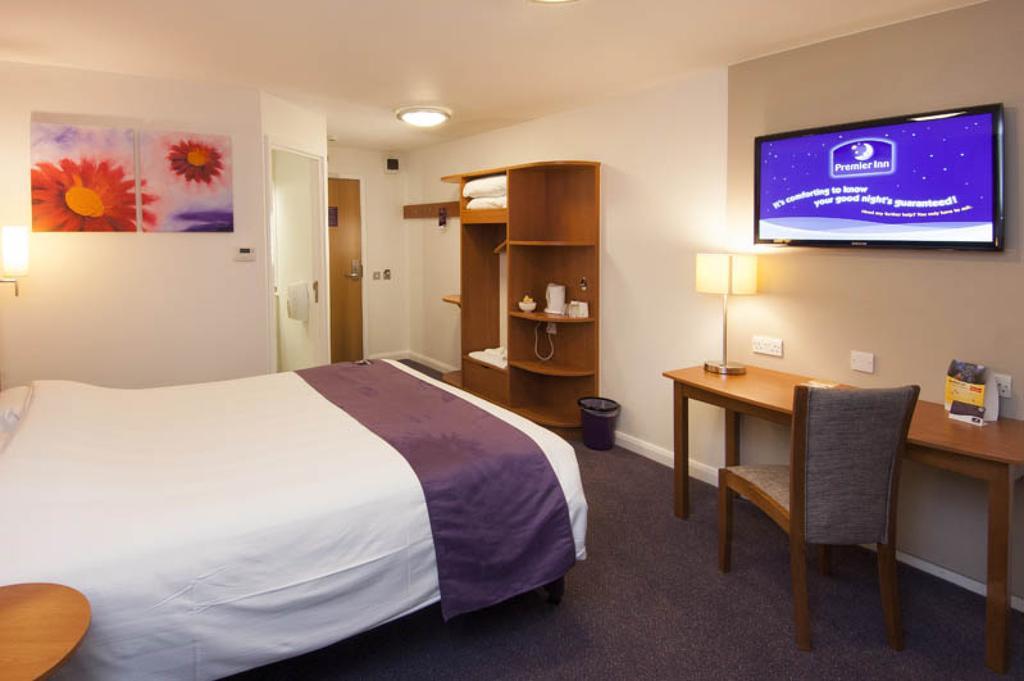 Premier Inn Swindon Central エクステリア 写真