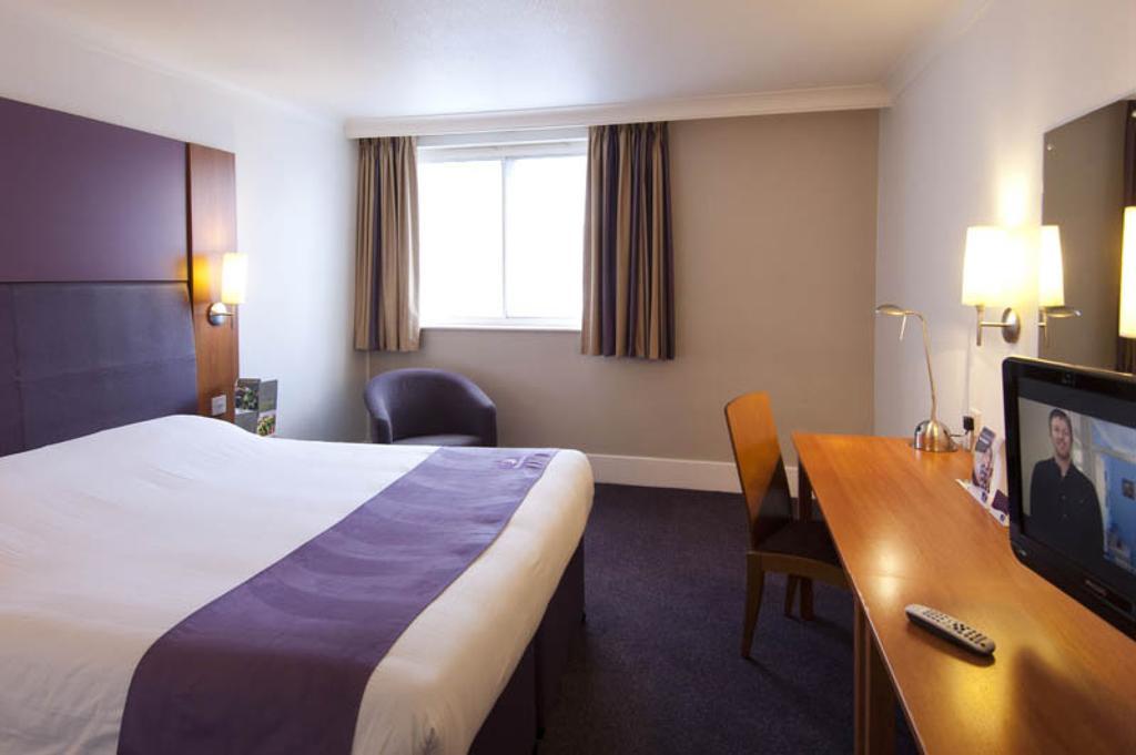 Premier Inn Swindon Central エクステリア 写真