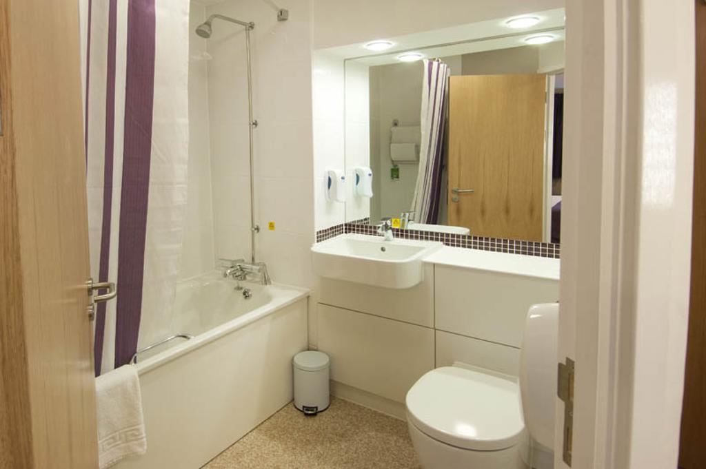 Premier Inn Swindon Central 部屋 写真