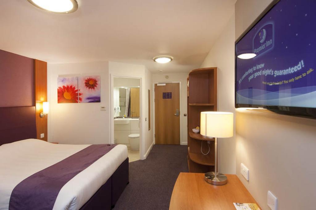 Premier Inn Swindon Central エクステリア 写真